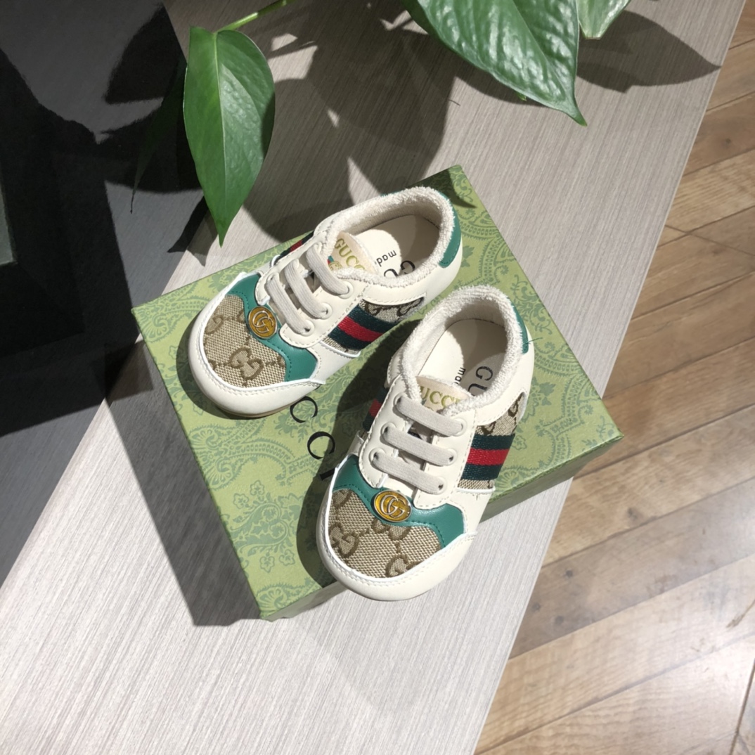 Children's shoes child